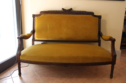 Divano Luigi XVI con tappezzeria in velluto giallo