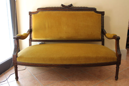 Divano Luigi XVI con tappezzeria in velluto giallo
