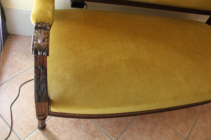 Divano Luigi XVI con tappezzeria in velluto giallo