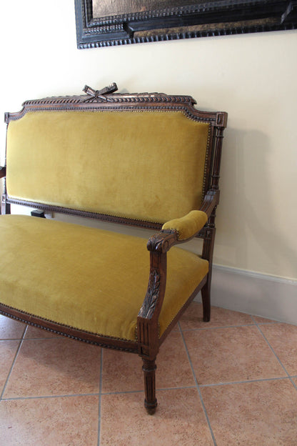 Divano Luigi XVI con tappezzeria in velluto giallo