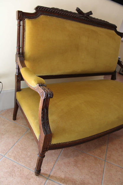 Divano Luigi XVI con tappezzeria in velluto giallo