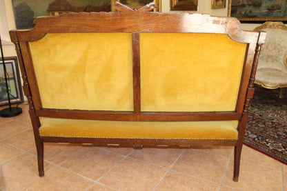 Divano Luigi XVI con tappezzeria in velluto giallo