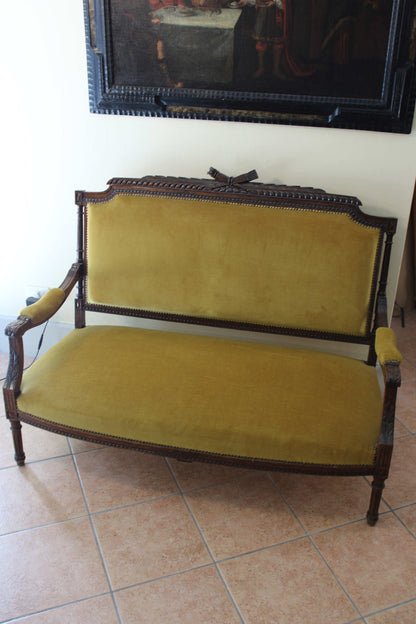 Divano Luigi XVI con tappezzeria in velluto giallo