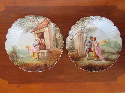 Manifattura del XIX secolo -coppia di piatti in ceramica raffiguranti scene galanti