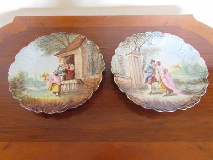 Manifattura del XIX secolo -coppia di piatti in ceramica raffiguranti scene galanti