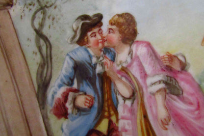 Manifattura del XIX secolo -coppia di piatti in ceramica raffiguranti scene galanti