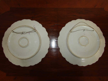 Manifattura del XIX secolo -coppia di piatti in ceramica raffiguranti scene galanti