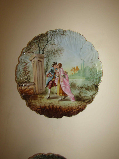 Manifattura del XIX secolo -coppia di piatti in ceramica raffiguranti scene galanti